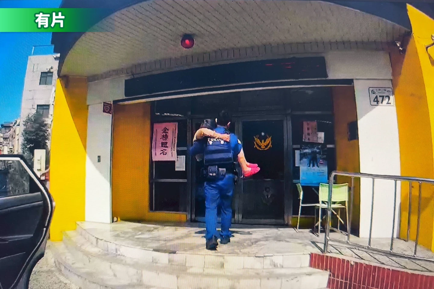 高雄92歲嬤逆闖快車道！警方神救援護送　帥氣所長「公主抱」出最美風景