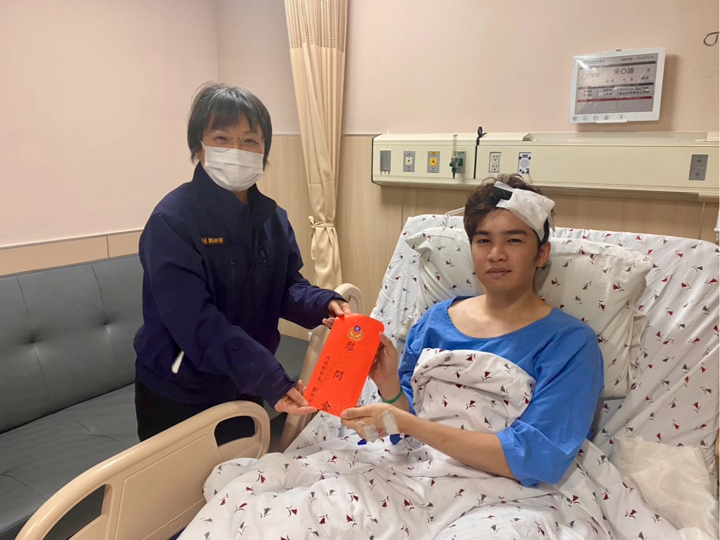 有片｜苗栗警遭砍今轉一般病房　劉世芳、張榮興探訪致慰問金