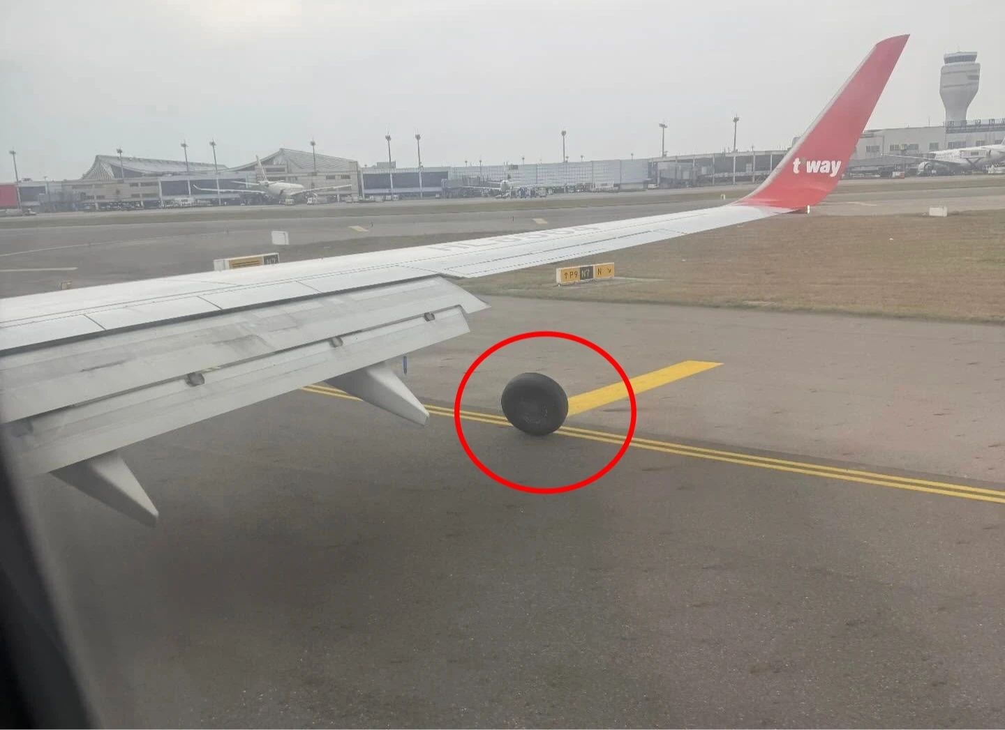 飛安驚魂！德威航空降落桃機輪胎噴飛　波及其他班機、跑道緊急關閉