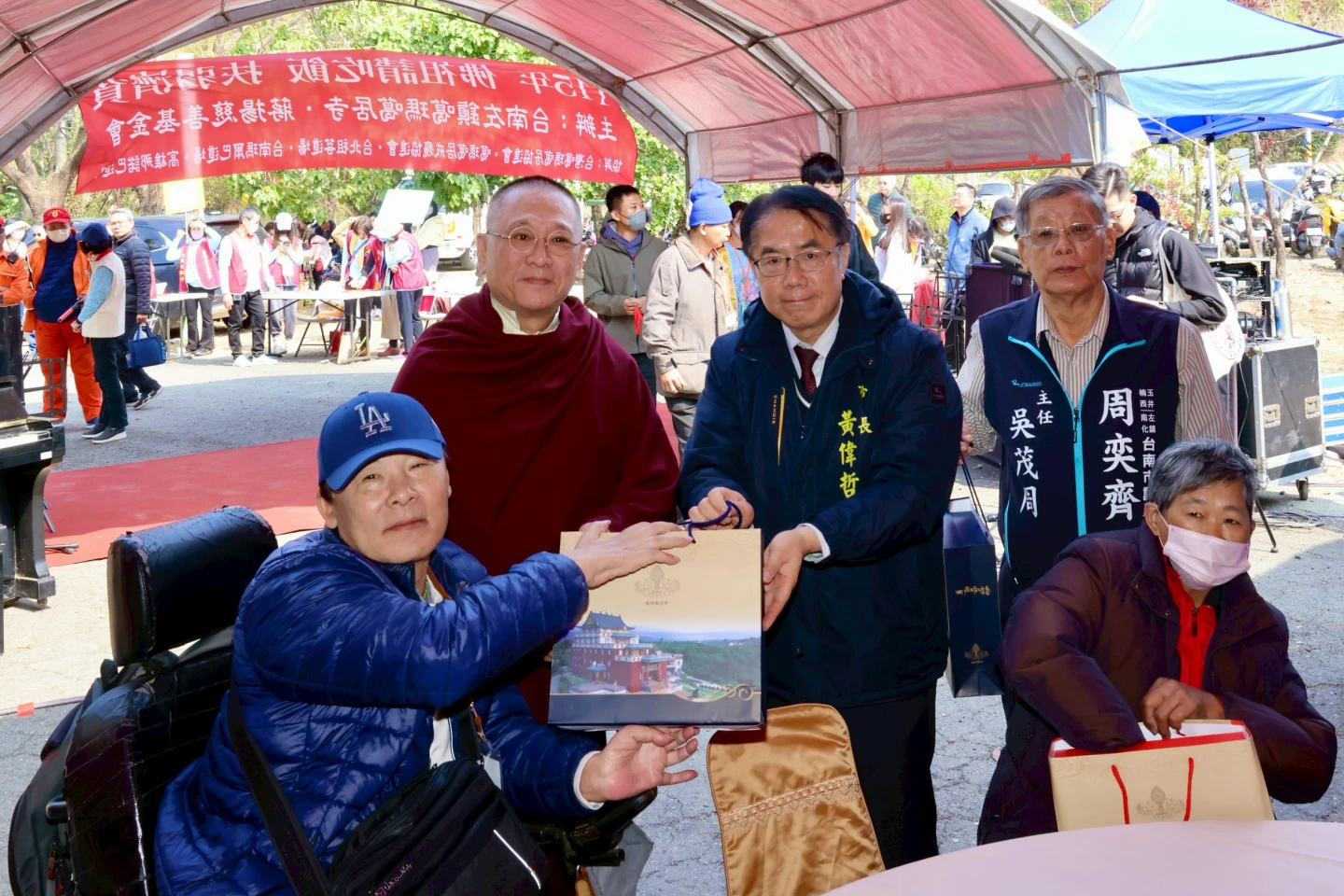 佛祖請吃飯！台南噶瑪噶居寺席開131桌暖心圍爐　人手2千紅包過好年