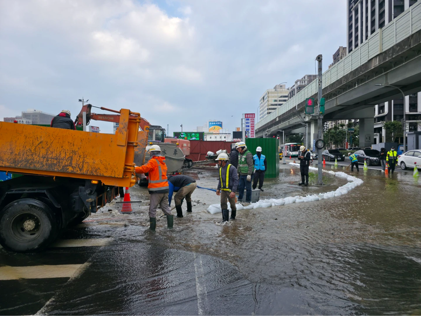 新莊大道破管！施工不慎害上萬戶停水　警呼籲明早改道通行