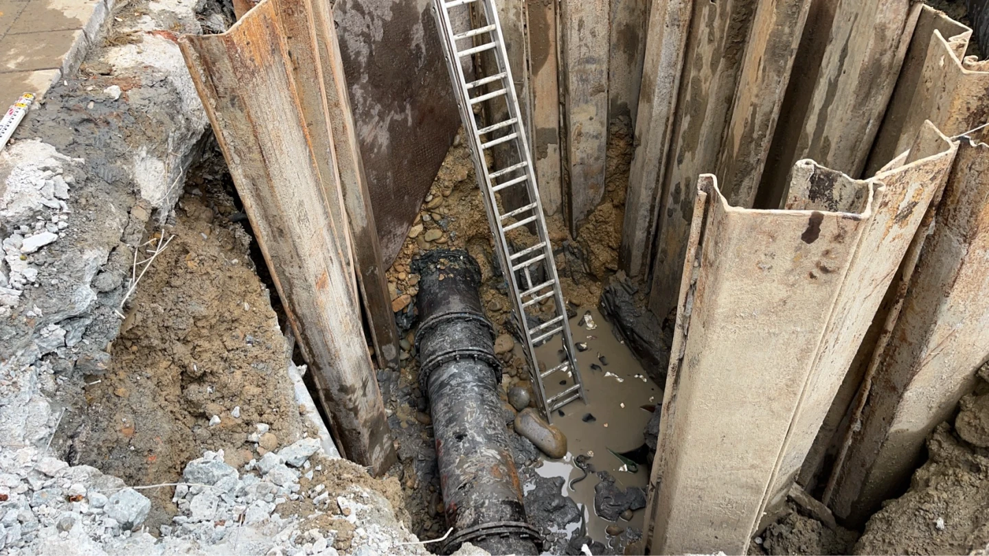 新北大道淹水！施工挖破管線害上萬戶停水　侯友宜曝最新搶修狀況