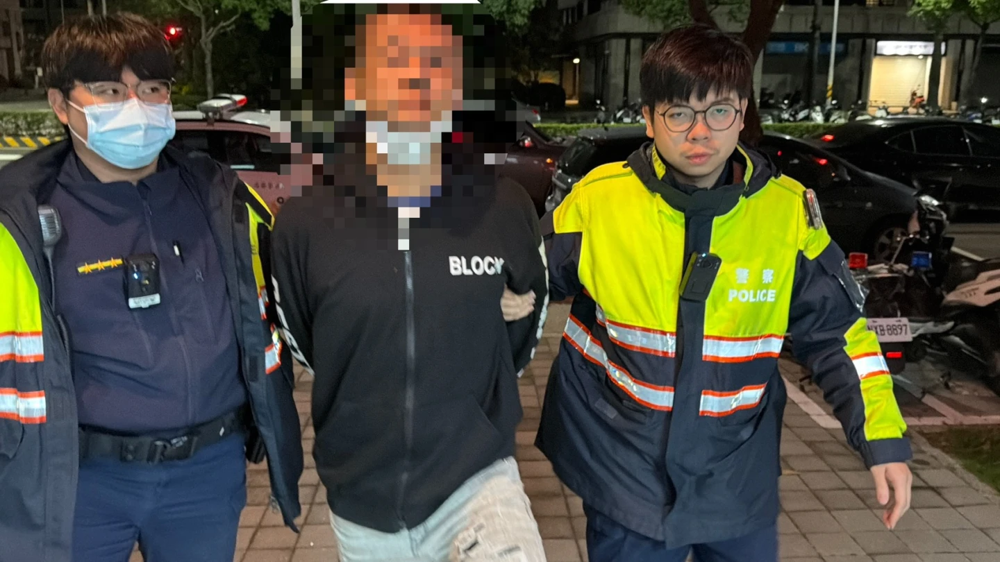 超商店員嚇壞！36歲男持刀搶走2萬現金　凌晨投案