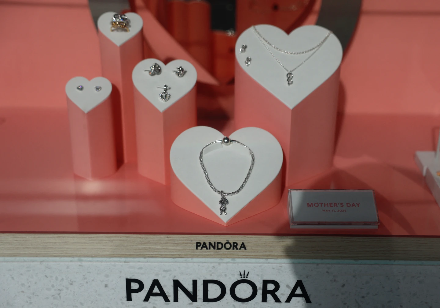 抗衡銀價波動劇烈　輕奢珠寶品牌Pandora推出鍍鉑金首飾