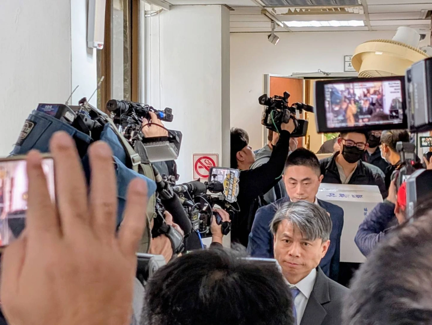 高金素梅辦搜索7hrs! 7扣押箱裝不下　檢調出動行李箱、帶走桌機