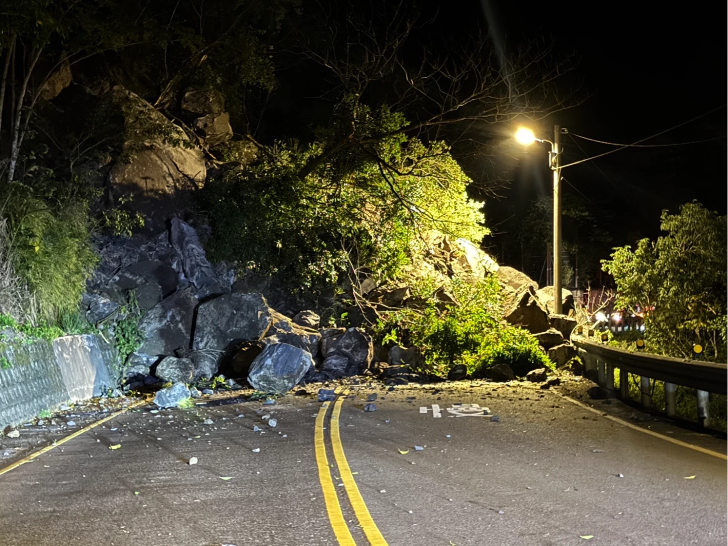 新北烏來巨石坍方！台九甲線道路受阻急搶修　暫恢復單向通行