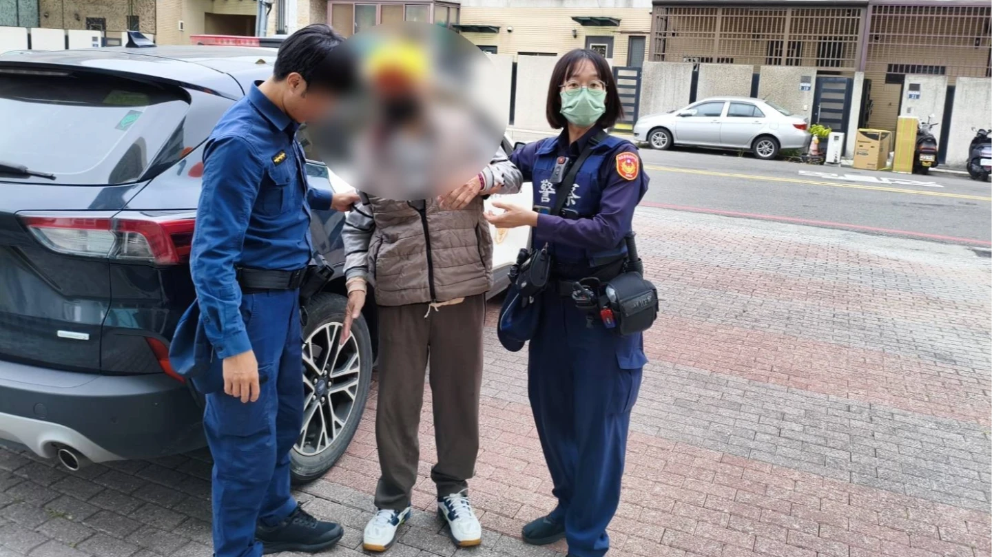 有片｜老翁徒步6小時找嘸回家路！體力不支蹲坐路旁　鷹眼警因1物助返家