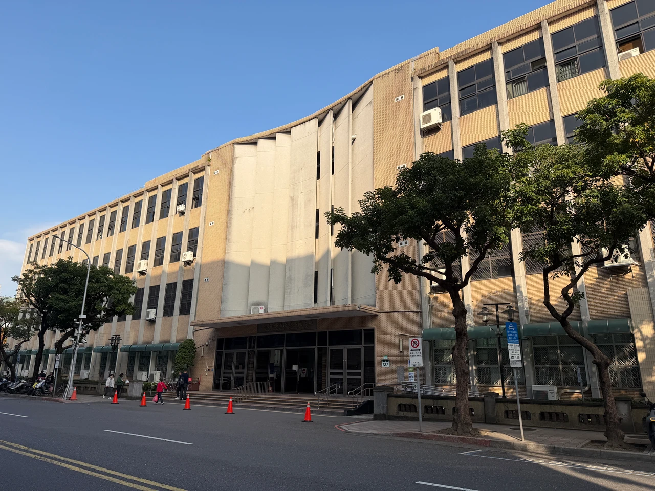 她趴引擎蓋阻酒駕！伴侶竟猛催油門12度急煞　害撞頭慘死「不算殺人」