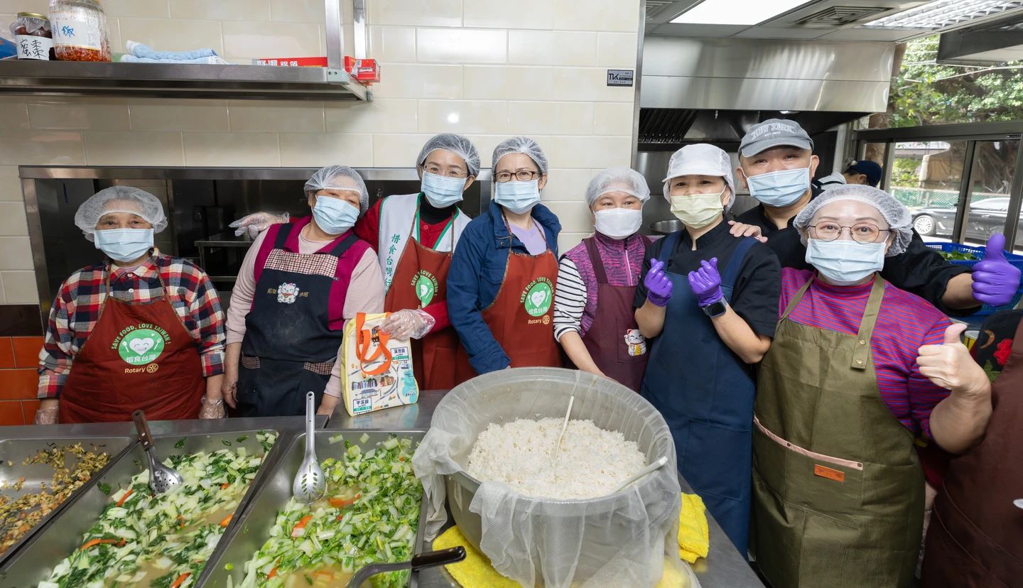 蘇巧慧攜手蕭美琴前進「惜食廚房」！挑戰500個便當