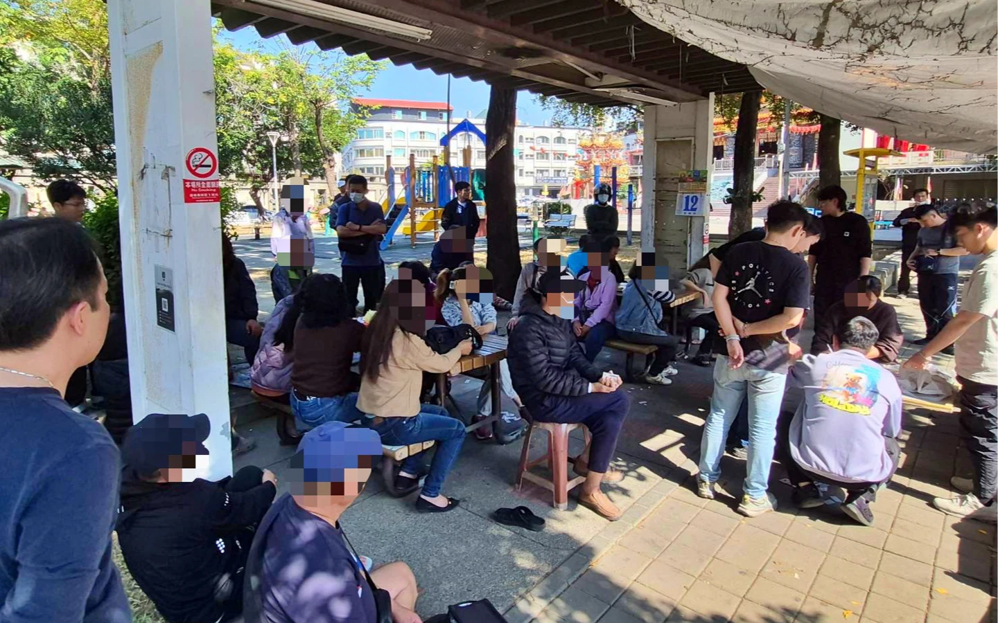 過年前拚一把！公園囂張開賭天九牌　高雄警活逮20人驚見32萬賭資