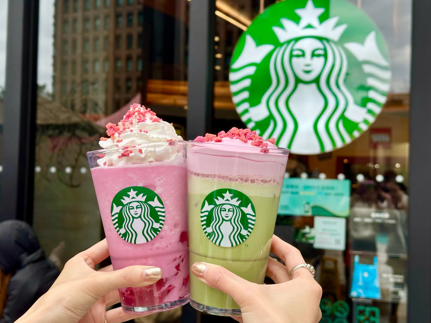 迎情人節！星巴克連2天買1送1、喝草莓抹茶那堤　手搖飲第2杯10元