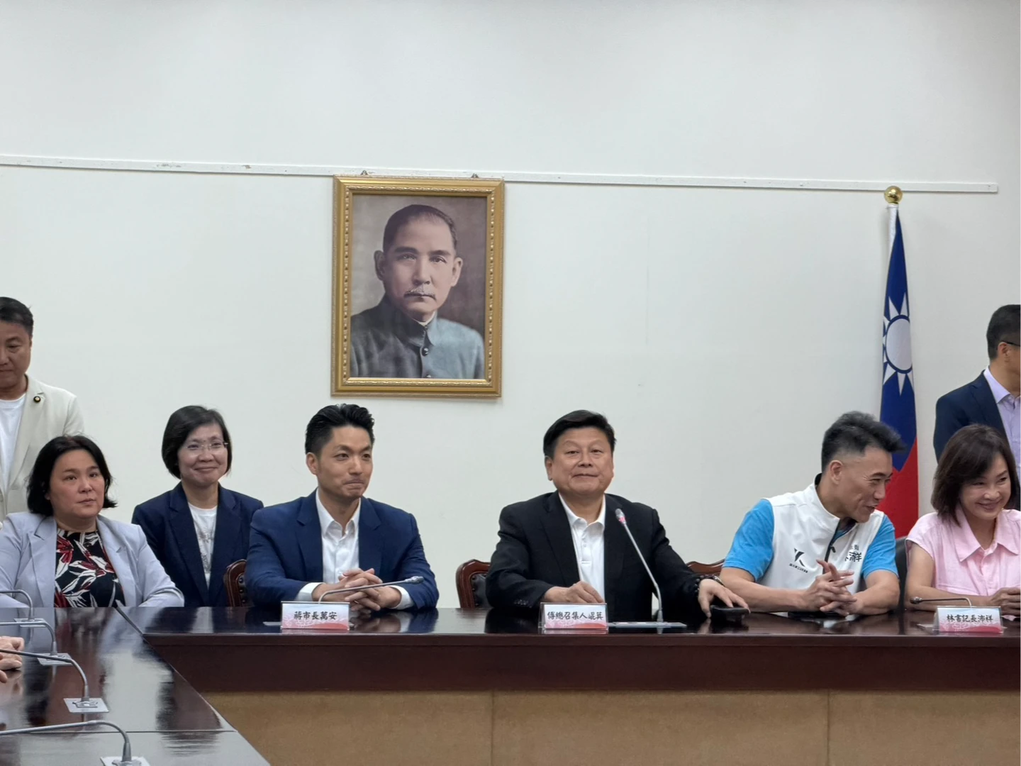 拜會藍黨團商討致癌油風暴！蔣萬安：民進黨政府逼我吃毒油，逼我上街頭