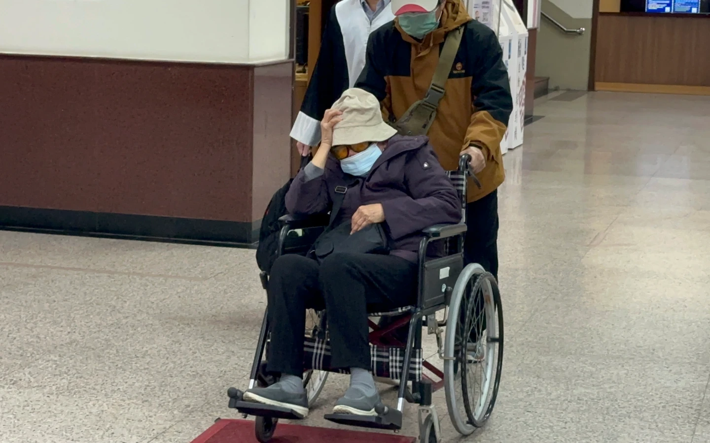 8旬婦顧腦麻兒累了！紅包塞嘴奪命獲特赦　律師揭意義嘆：法律無法乘載50年的苦