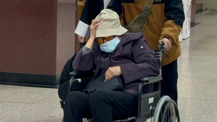 8旬婦悶殺腦麻兒獲特赦　北檢親送證明書！林劉龍子曝心聲