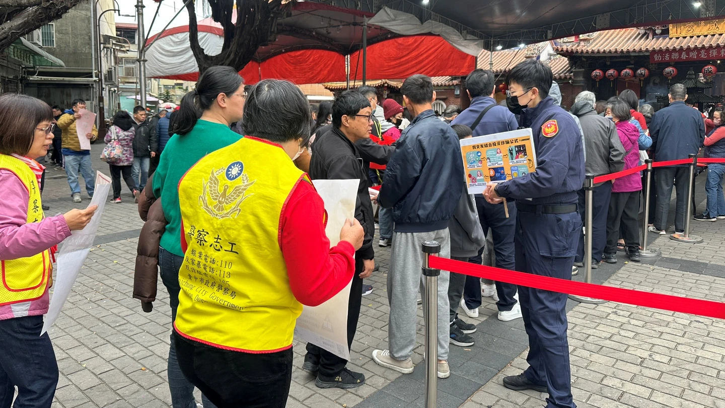 墨香中見警影！揮毫現場設機動派出所　原因曝光