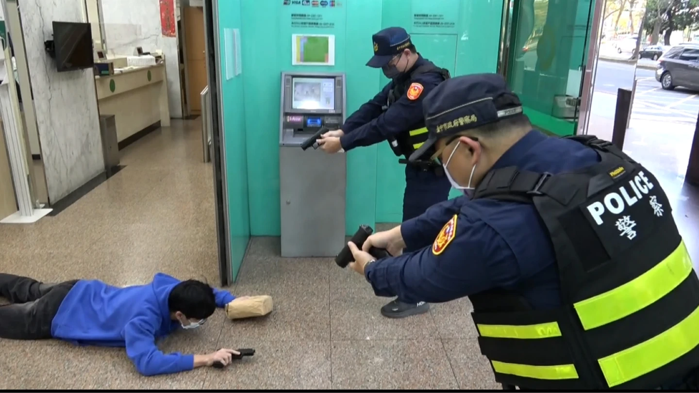 有片｜過年前現金暴增成肥羊！台中男銀行持槍遭警制伏　真相曝光