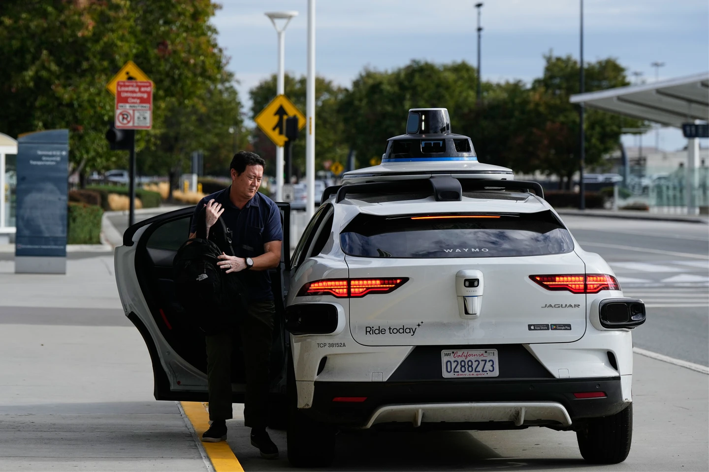 自動駕駛還是要靠人　Waymo花錢請DoorDash外送員幫忙關車門
