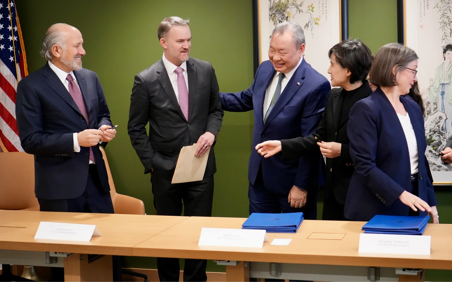 4張照片看台美對等貿易協定簽署現場　鄭麗君在內6官員友善互動