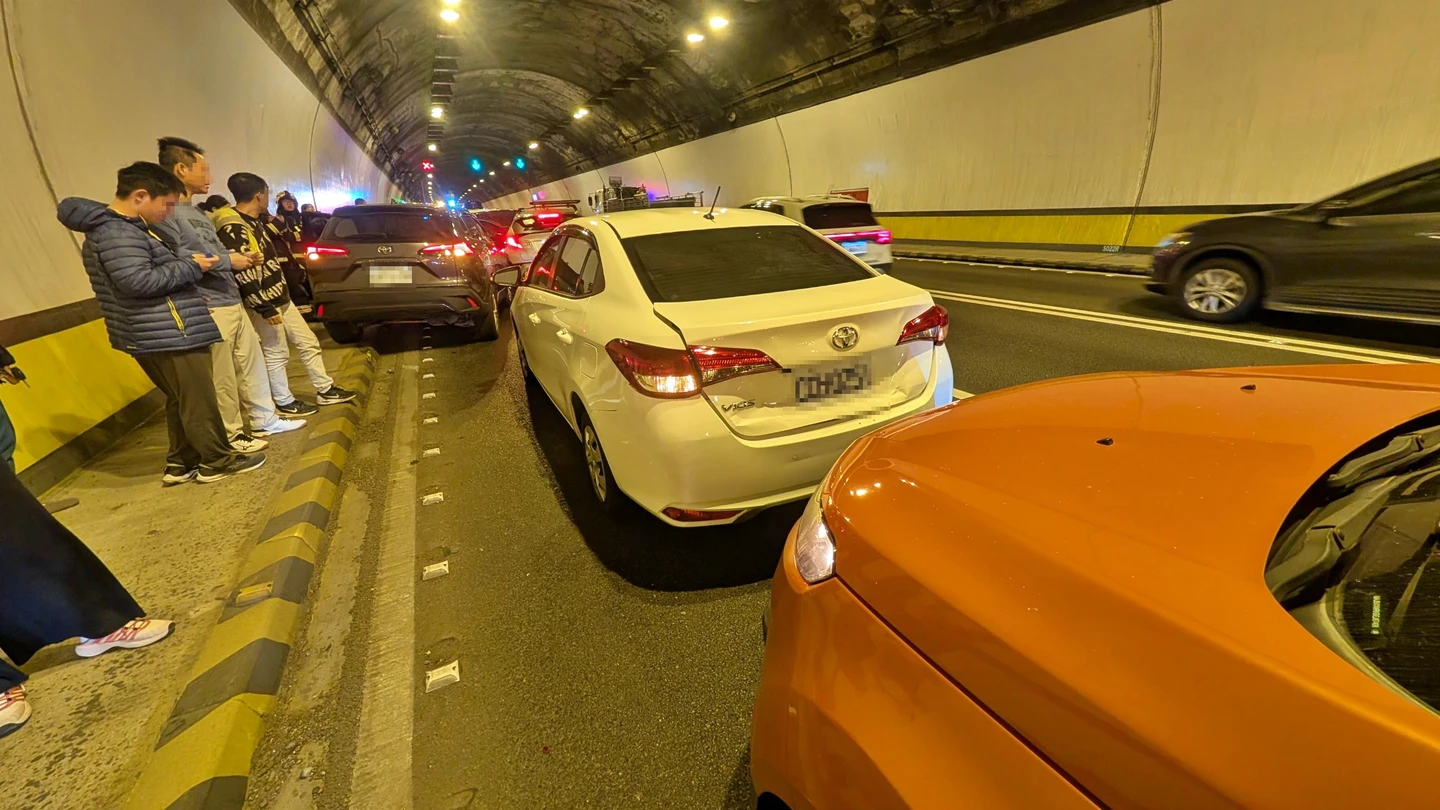 年假首日驚魂！國3蘭潭隧道「8車連環撞」　30週孕婦幸無大礙