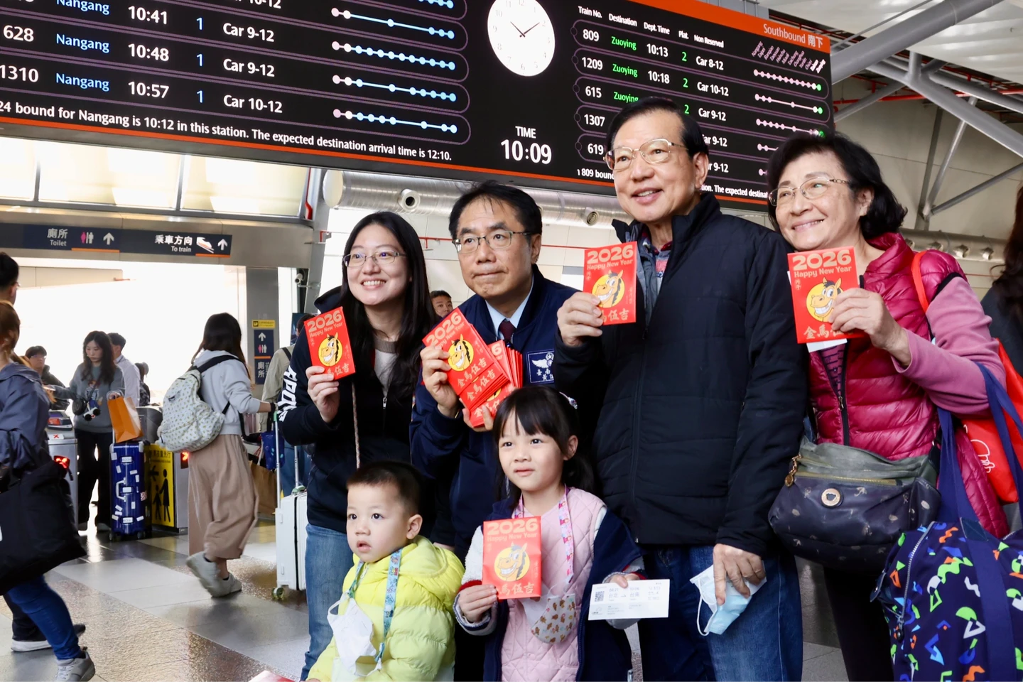 春節首日雙鐵湧人潮！黃偉哲拜早年送小紅包　巧遇謝龍介賀「金馬伍吉」