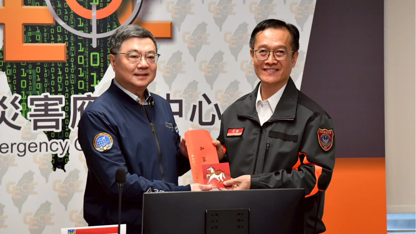 春節連假首日慰勉消防人員　卓榮泰送政策大紅包：危險加給警消一致化