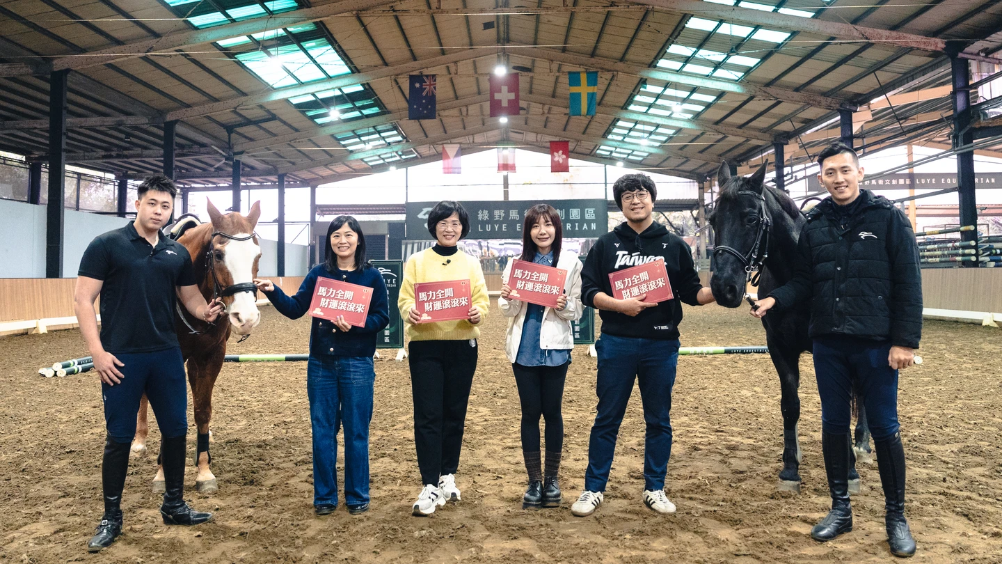蘇巧慧偕吳沛憶、沈伯洋、鄭宇恩入馬場餵食、刷毛　贏牠歡心喊療癒