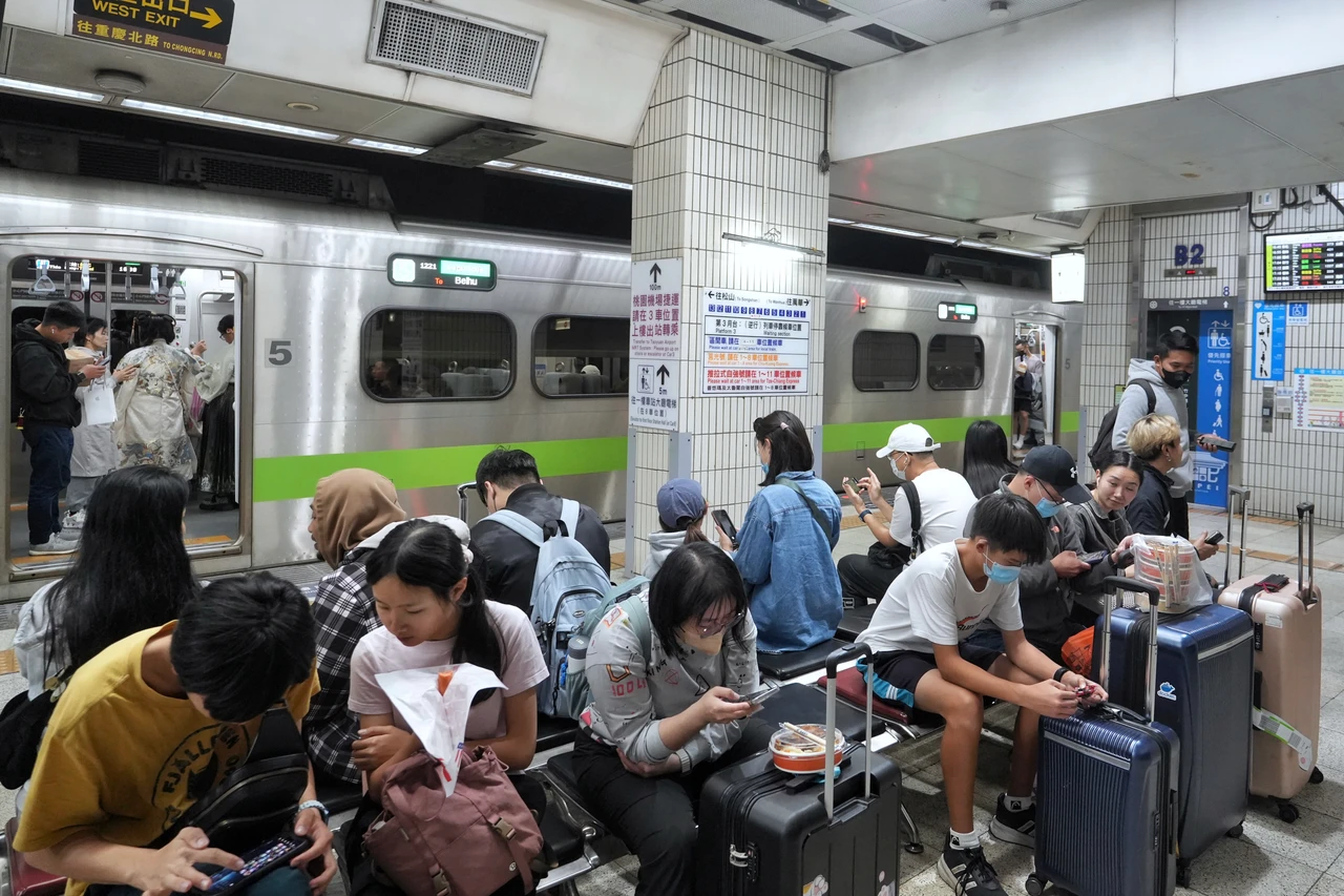 路樹傾倒侵入！台鐵內灣線不通　起動公車接駁