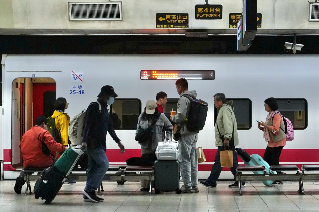 9天連假台鐵、高鐵疏運近900萬人次　最高峰落在初三