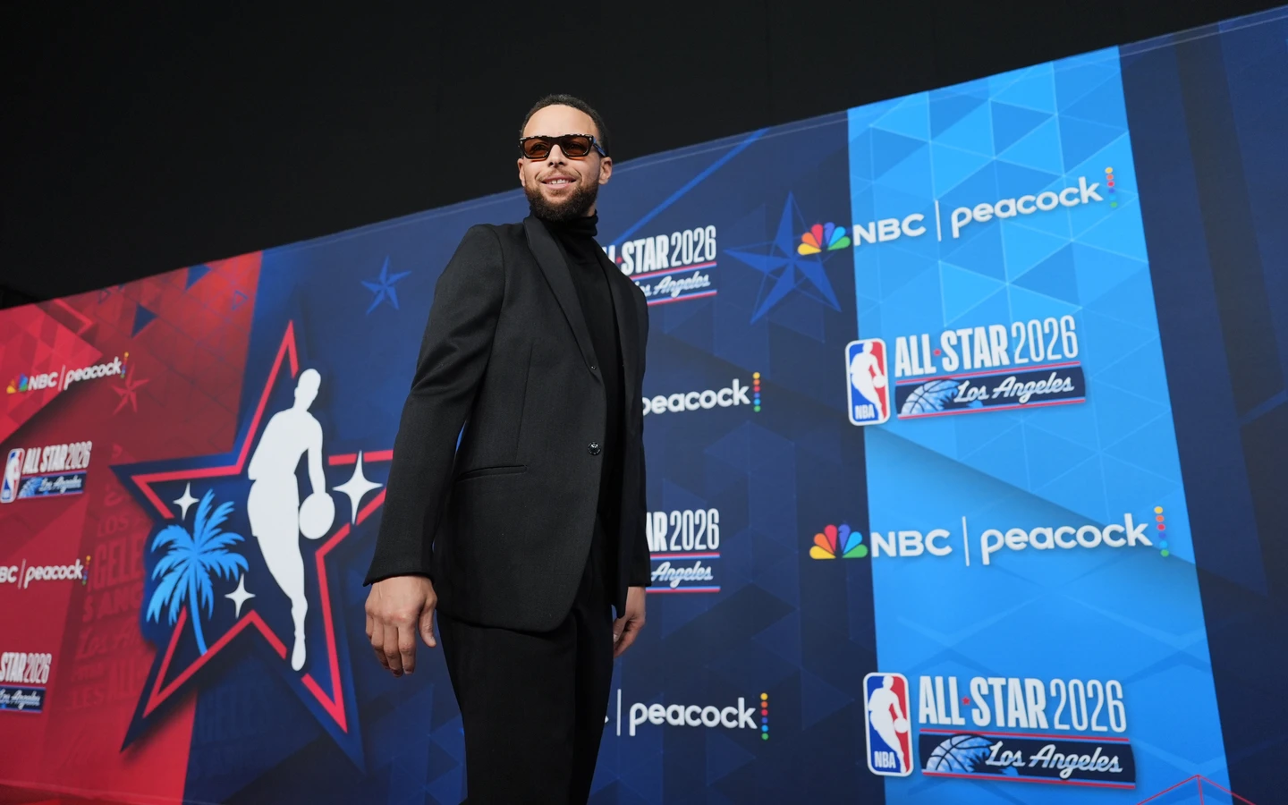 NBA｜柯瑞神技+1！轉播台超狂投籃驚呆全場　霸氣宣布明年參戰三分球大賽