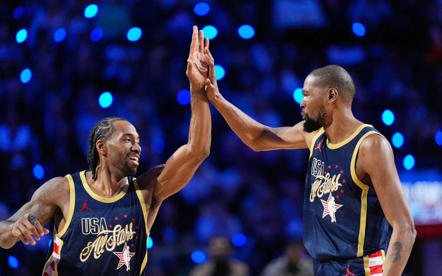 NBA｜明星賽一張擊掌照驚呆全網！NBA巨掌對決　KD在他面前瞬間變「小手」