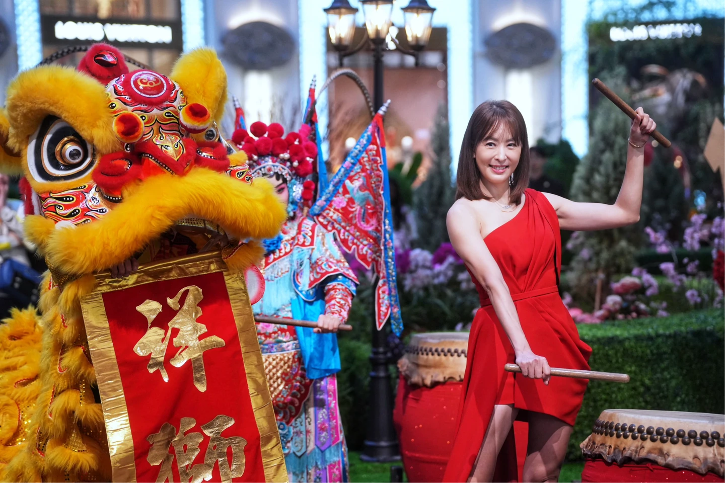 賈永婕初一火辣短裙打鼓賀新春　首現身談「林宅血案」喊沒在怕