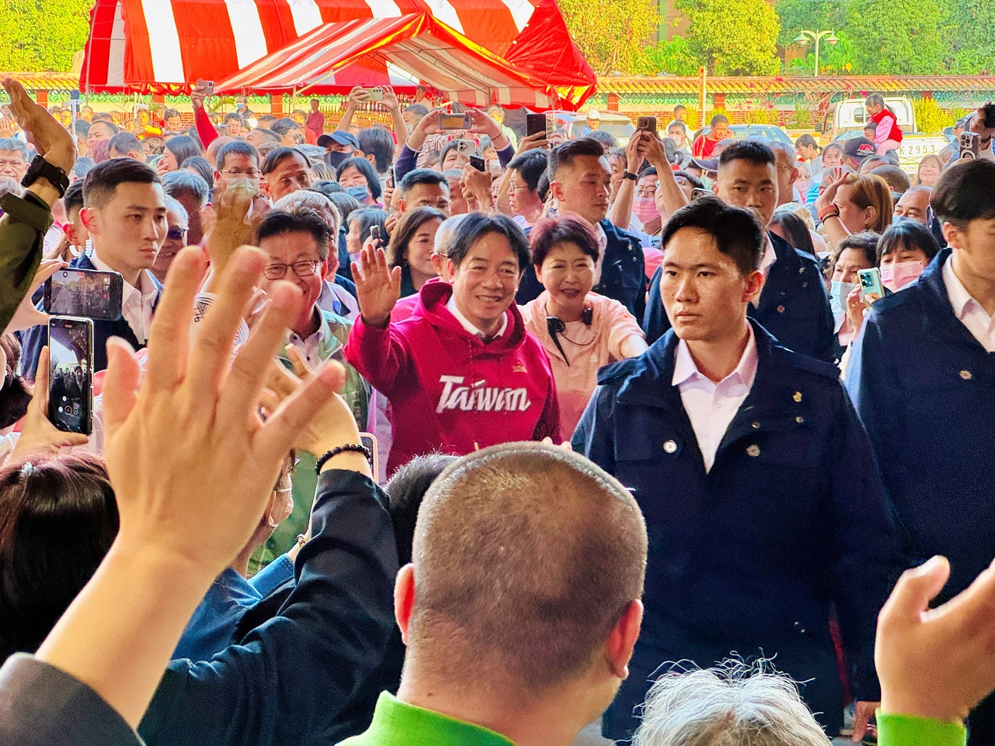 人氣爆棚！賴清德回台南發「一元福袋」掀旋風　鄉親排半公里搶著領