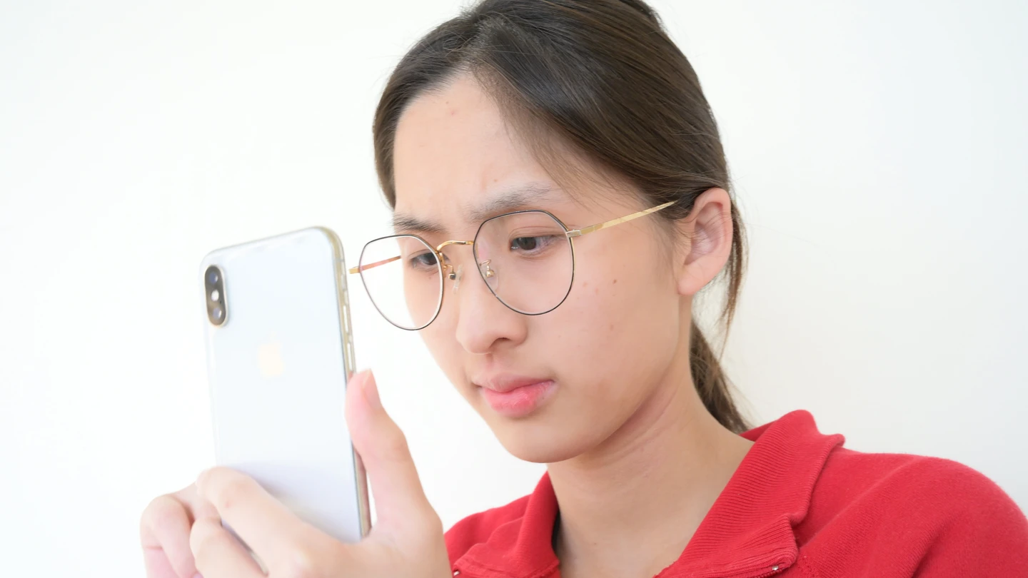 每天滑短片3小時　高中生近視飆到800度！醫籲落實「20-20-20」護眼法則