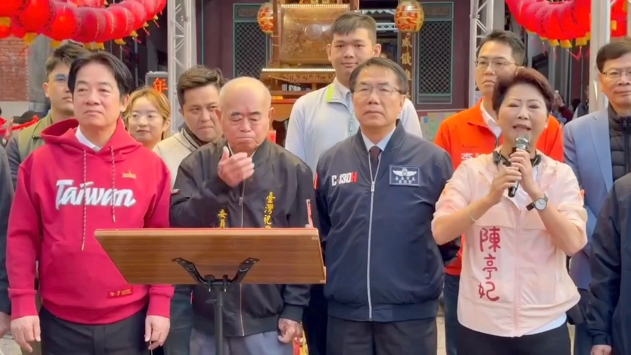 有片｜賴清德台南發福袋遇突遭嘔吐噴濺　祀典武廟主委成人體噴泉