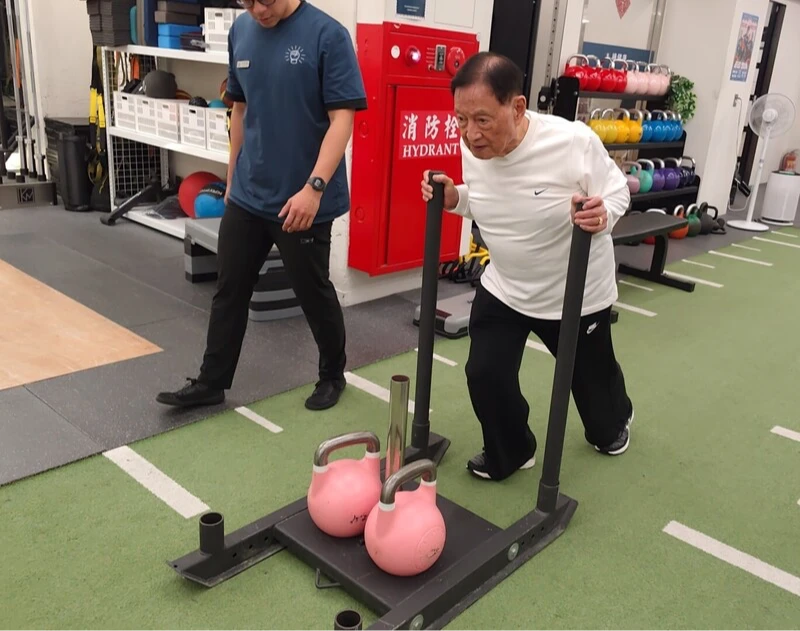 90歲卜蜂董座鄭武樾超狂　每日百下伏地挺身健走萬步！周周重訓全方位養生
