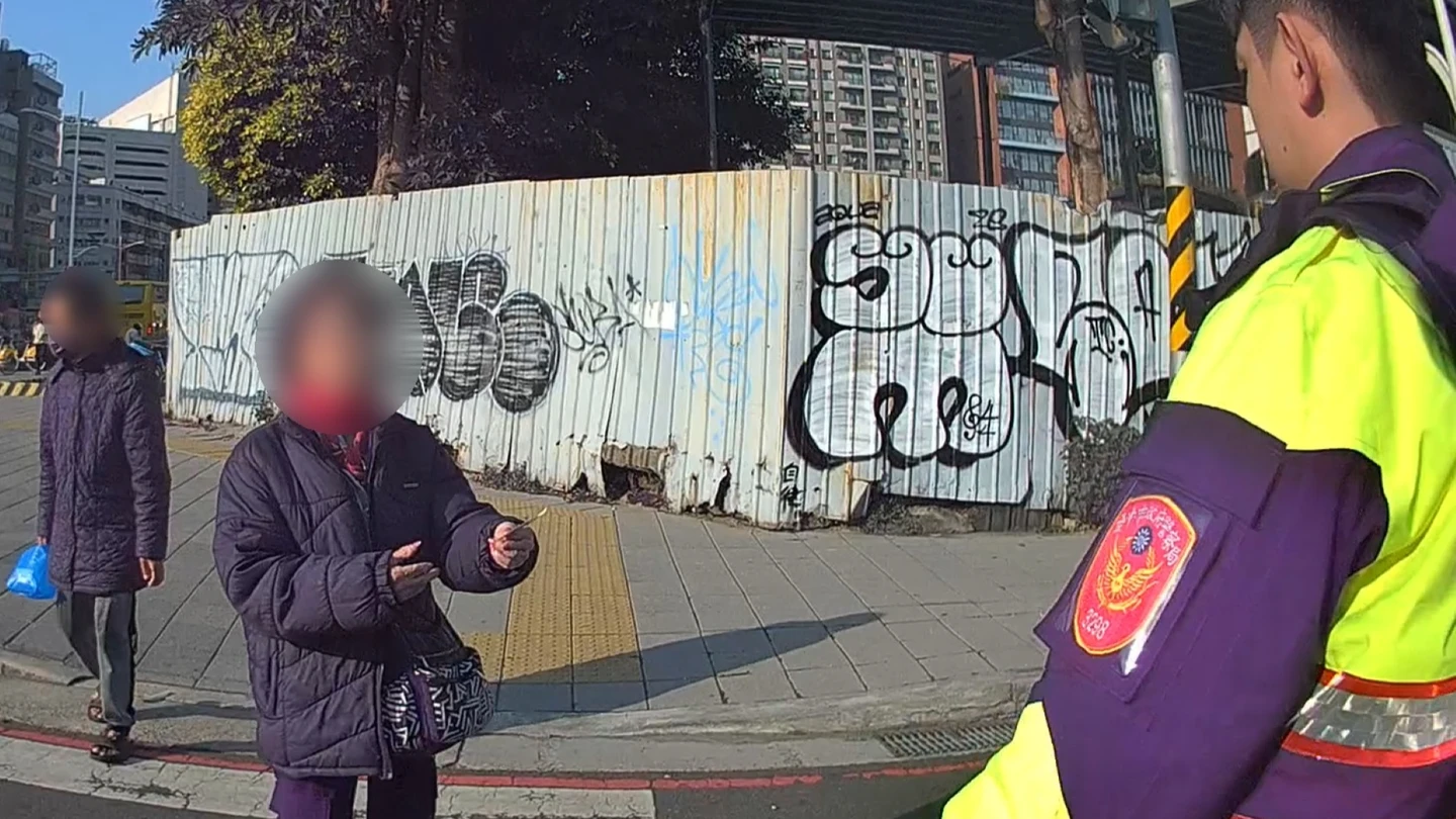 有片｜8旬嬤趕客運追到迷航！暖警出手　讓她意外多賺一晚團圓