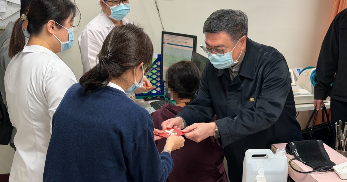 臺南一歲童反鎖車內 女警破窗救出