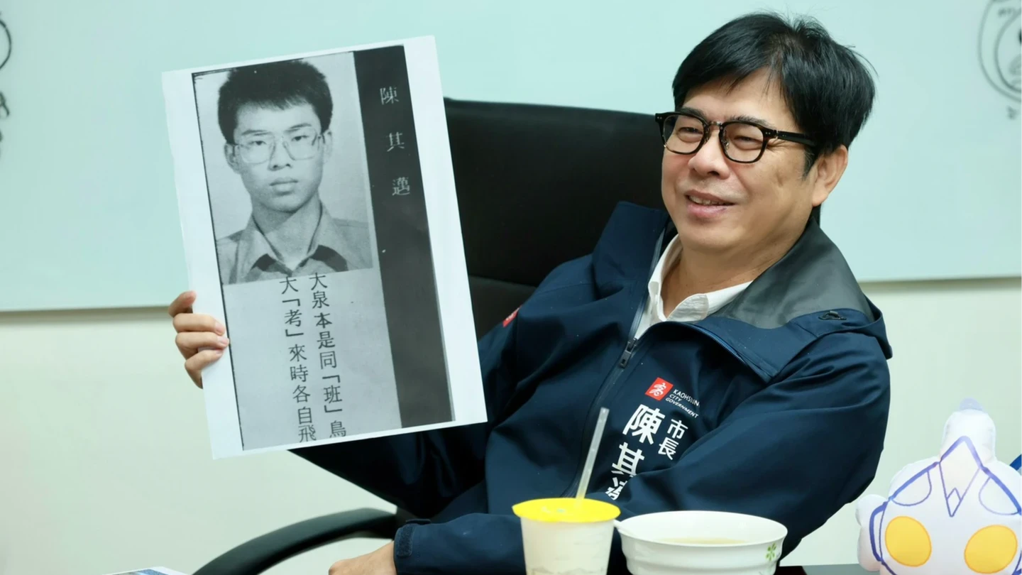 有片｜陳其邁春節曬雄中老照片　笑憶翻牆躲教官