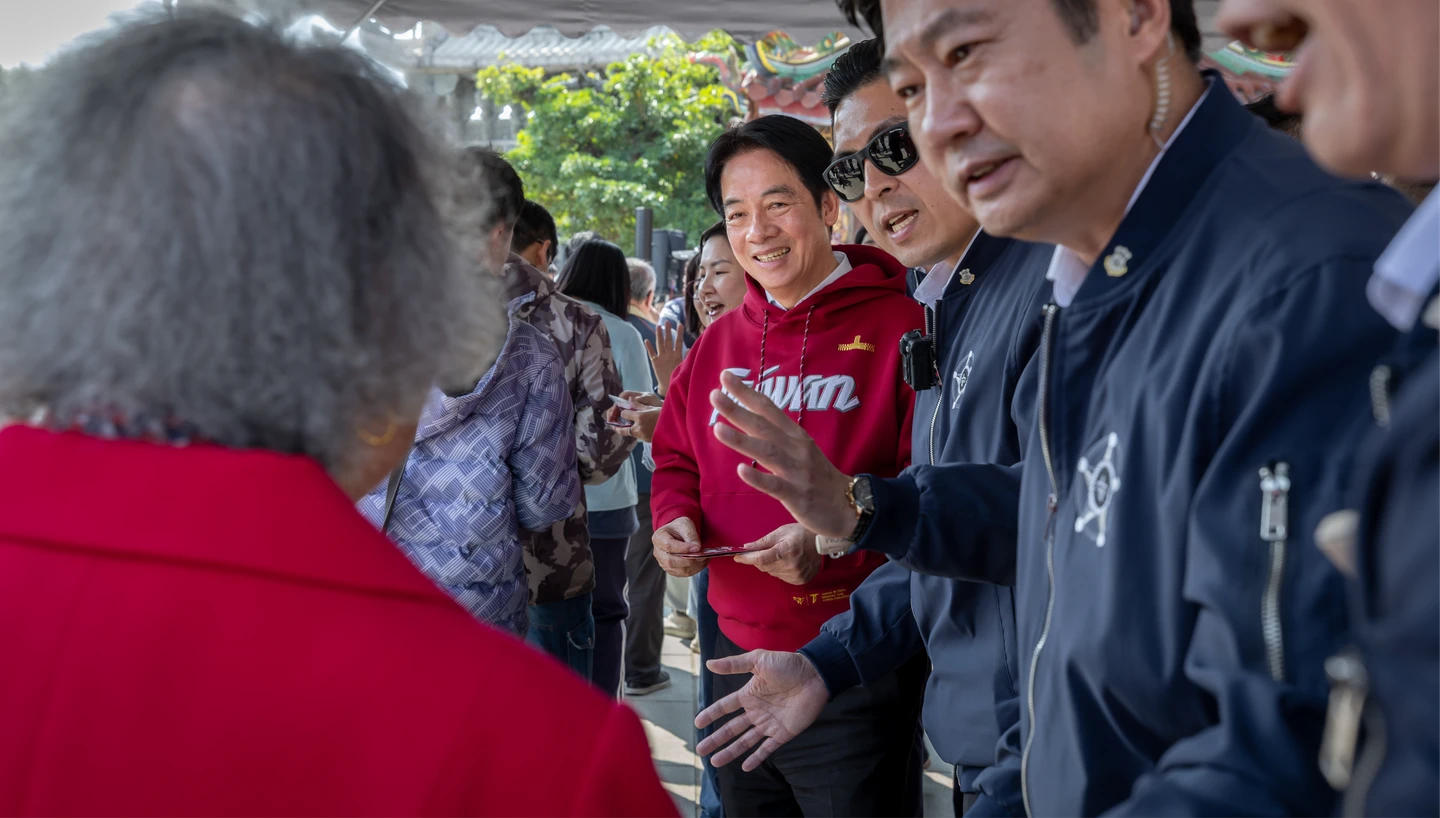 賴清德當鍾東錦面稱她未來縣長　發福袋喊「把我當財神爺，就會賺大錢」