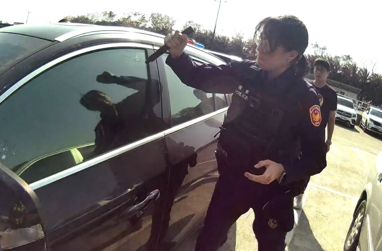 有片｜台南1歲童反鎖車內疑意識模糊　女警果斷破窗化險為夷