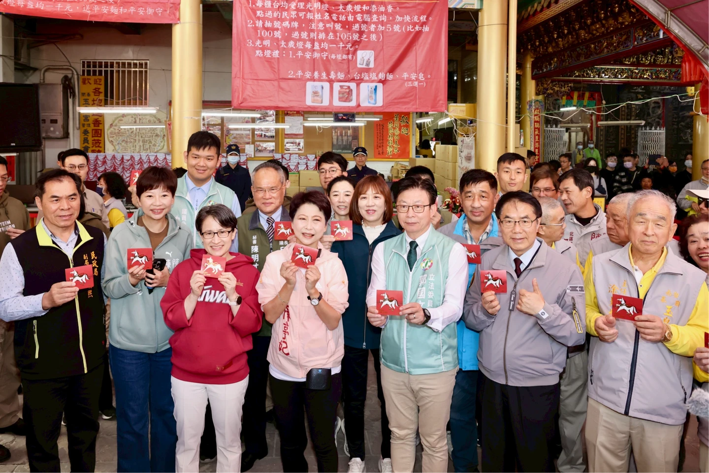 副總統蕭美琴初三赴台南開基玉皇宮走春　黃偉哲陪同發送一元福袋