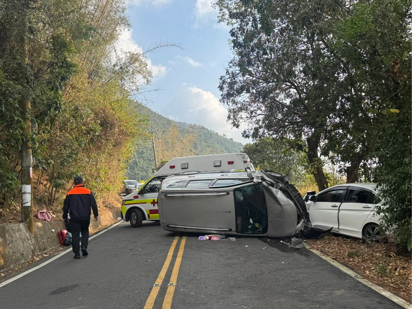 高雄六龜台27線恐怖車禍！兩車擦撞釀11傷　救援畫面曝光
