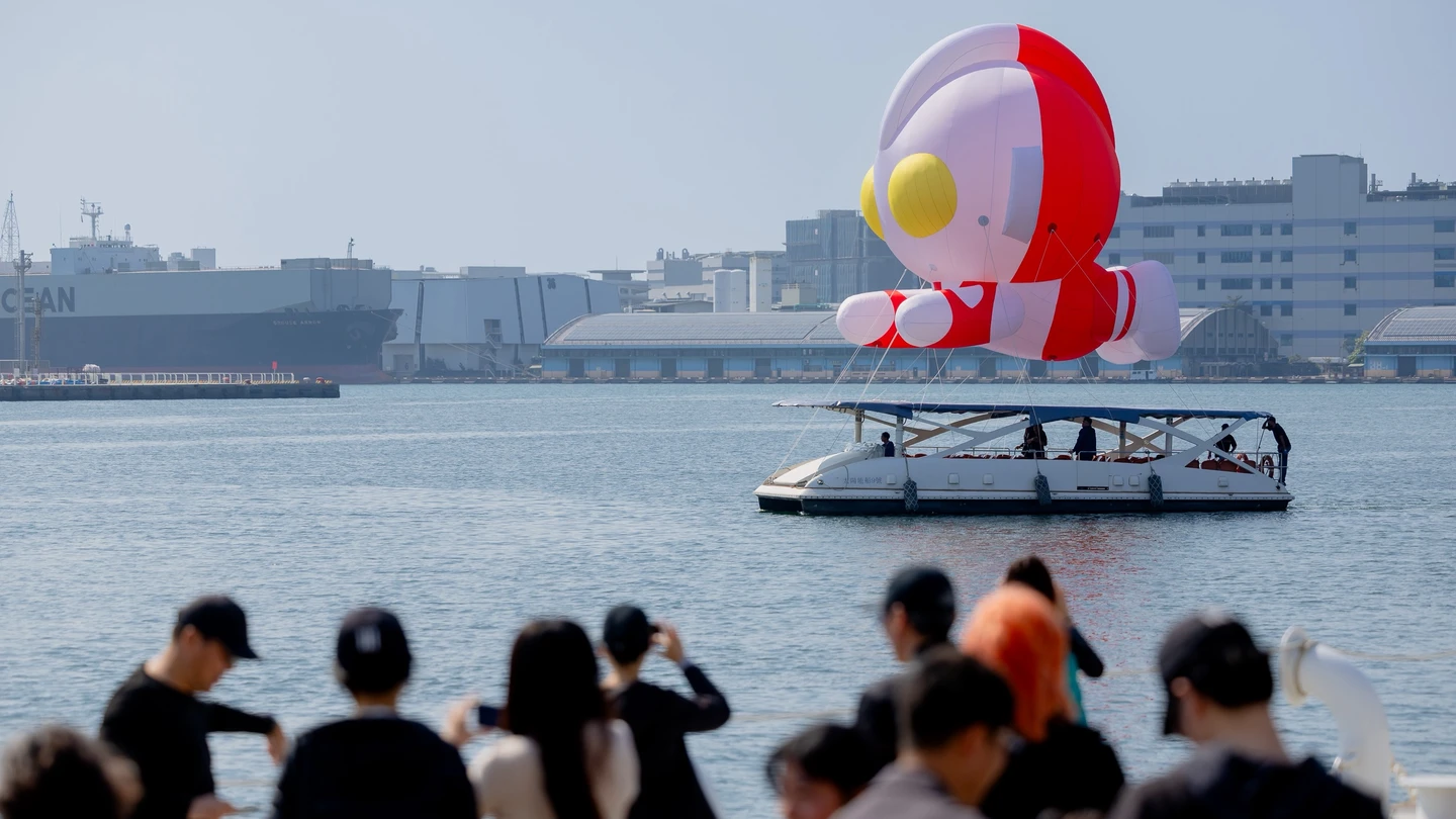 高雄冬日遊樂園再掀熱潮　Q版超人力霸王「空降愛河灣」