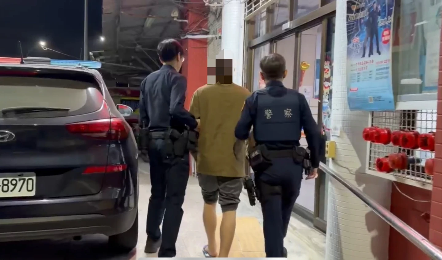 高雄左營蓮池潭年街驚魂！光頭男懷疑遭路人嘲笑　竟拿洗衣精桶裝汽油潑灑人群