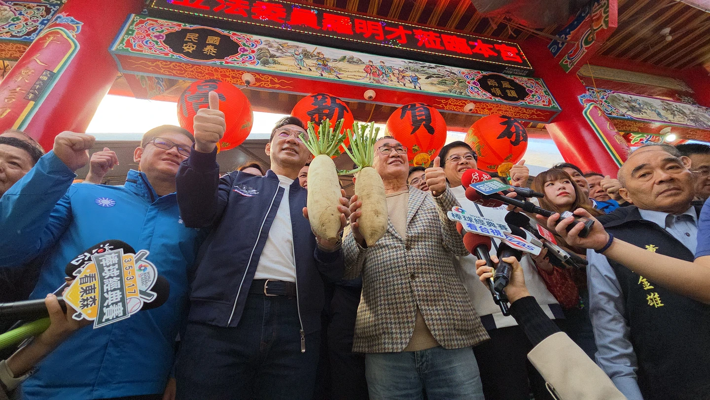 李四川、江啟臣合體發紅包！　民眾高喊市長好