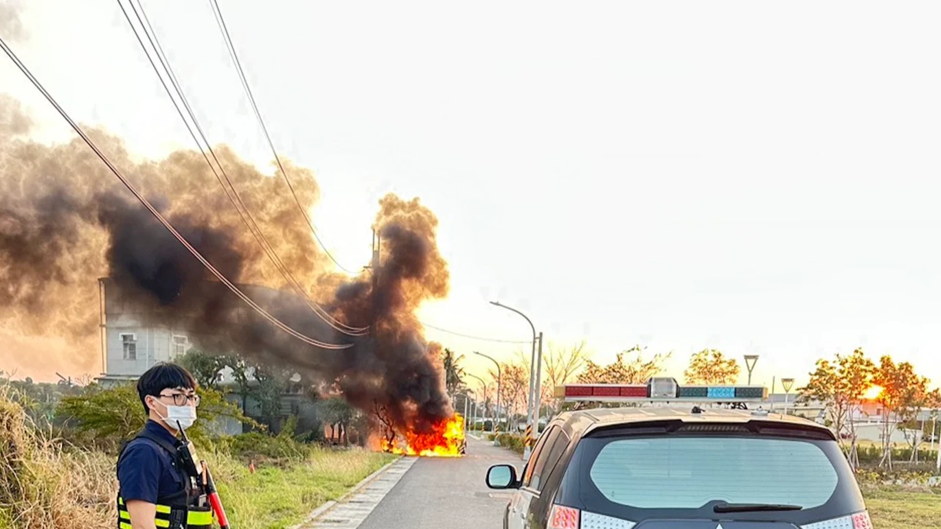火舌狂竄黑煙沖天！高雄岡山汽車故障後突起火　一家三口驚險逃生