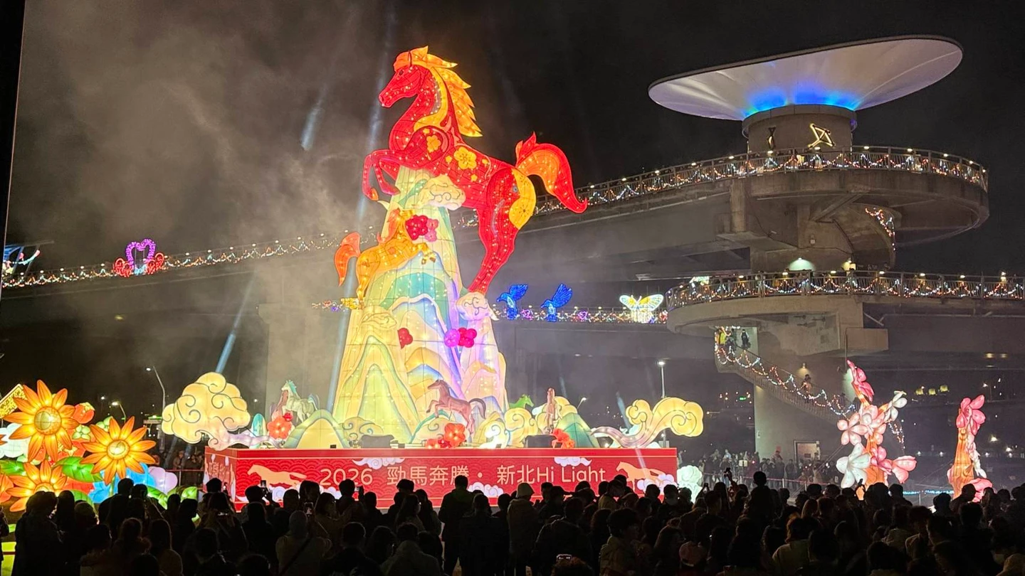 2026新北燈會璀璨登場！　侯友宜偕安芝儇點亮15米高紅寶馬主燈