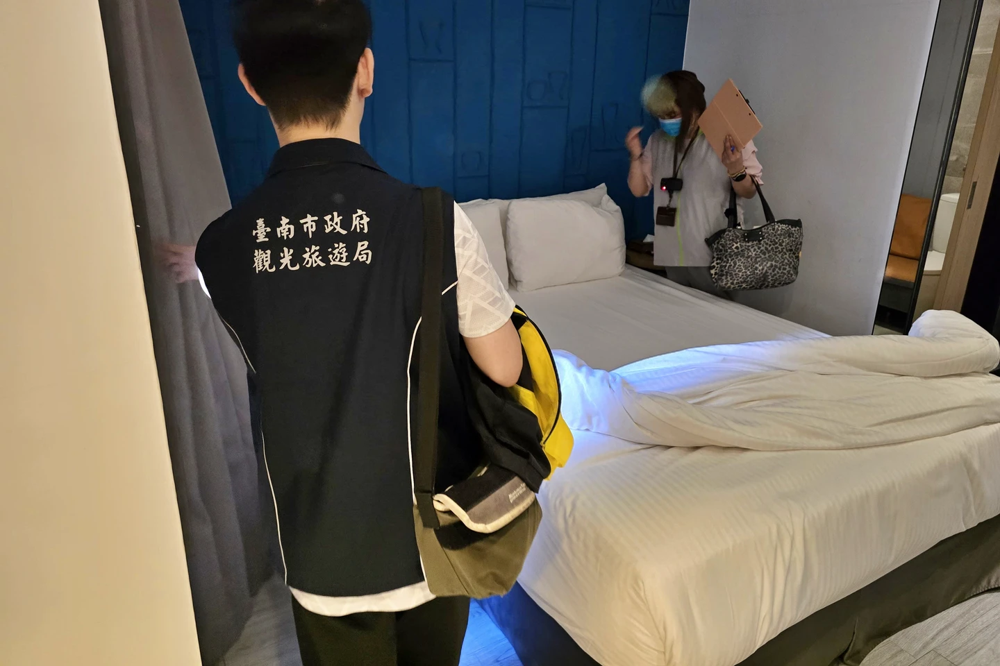 住宿一晚6250元卻髒到爆！驚見蟑螂屍、菸蒂、毛巾有污漬　南市府出手重罰