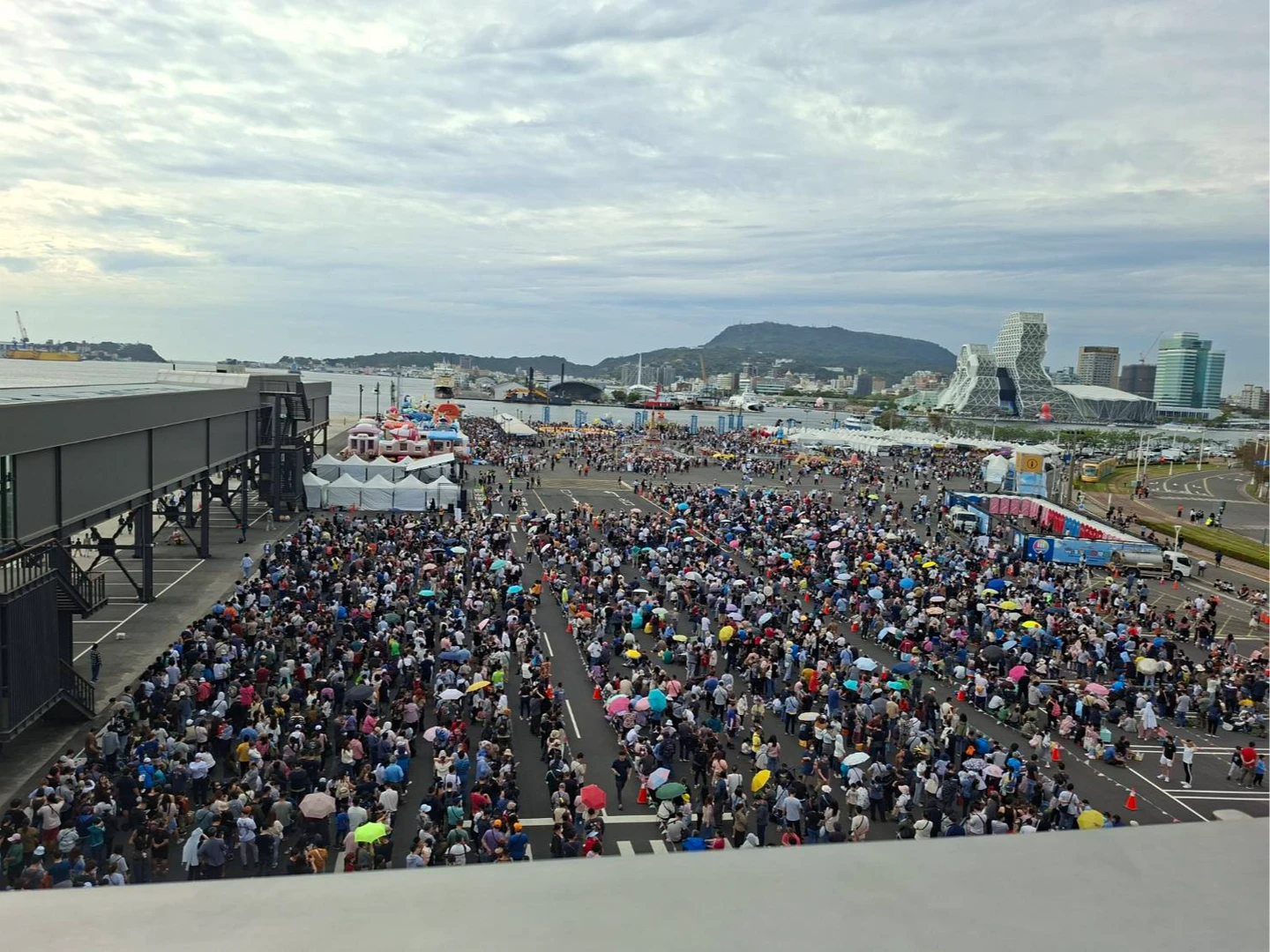 25萬人擠爆冬日遊樂園！超人力霸王小提燈掀排隊潮　傍晚秒殺