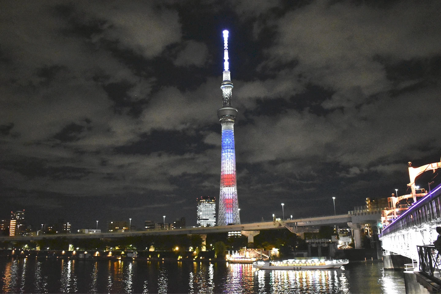 遊東京注意！晴空塔2/23暫停營業安檢　20人困電梯卡30公尺半空5.5小時